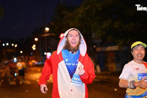Câu chuyện về runner người Canada trót yêu đường chạy Tiền Phong Marathon