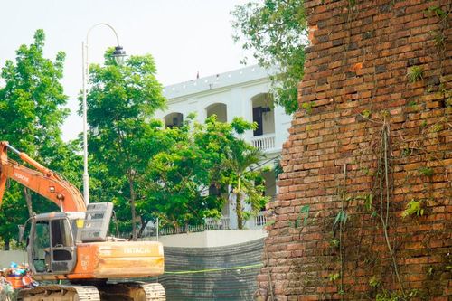 Huế tháo dỡ 'Bức tường ô nhục'