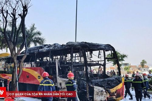 Xe khách giường nằm bốc cháy dữ dội