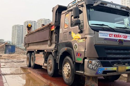 CSGT Hà Nội ngày đêm trực trước công trình, buộc cắt thùng xe tải cơi nới