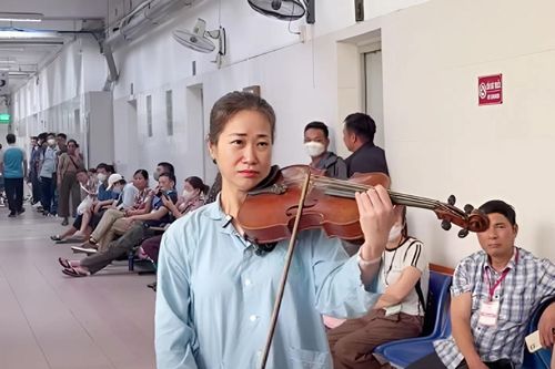 Nghệ sĩ Nguyệt Thu chơi viola ở hành lang bệnh viện: Lời cầu nguyện sau ca cấp cứu
