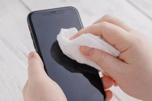 Smartphone là 'nam châm hút vi khuẩn', đây là cách làm sạch nhanh và an toàn