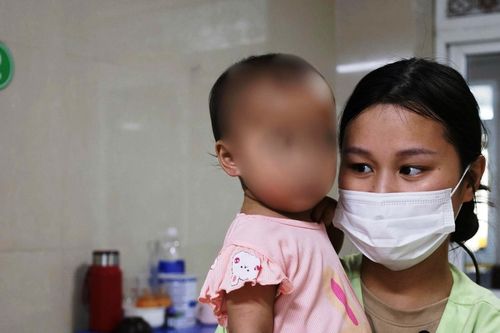 Cứu sống bé gái 15 tháng tuổi ở Ninh Bình bị xe ô tô cán qua người