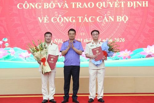 Viện trưởng Nguyễn Huy Tiến trao quyết định bổ nhiệm Viện trưởng và Phó Viện trưởng VKSND TP Hà Nội