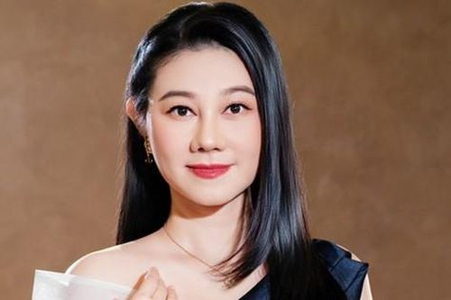 Nữ NSND là thế hệ thứ năm của gia tộc cải lương Minh Tơ, sống kín tiếng ở tuổi 45