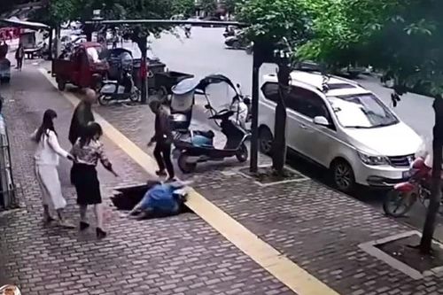 Vỉa hè sụp bất ngờ nuốt chửng cụ ông trong tích tắc