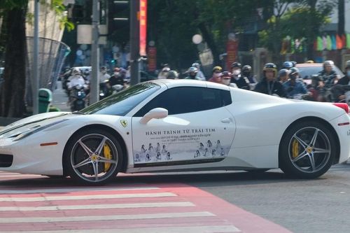 Bộ đôi Ferrari mui trần hàng hiếm của ông Đặng Lê Nguyên Vũ có gì đặc biệt?