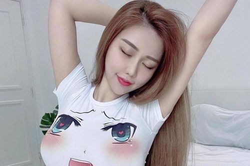 Cô giáo mặc liên tục một kiểu áo đăng lên mạng, phụ huynh phản ứng khiến nhà trường phải đình chỉ dạy
