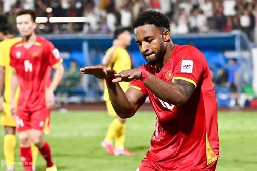 Tuyển Việt Nam trở lại Top 100 FIFA; FIFA thử nghiệm luật việt vị mới của Arsene Wenger