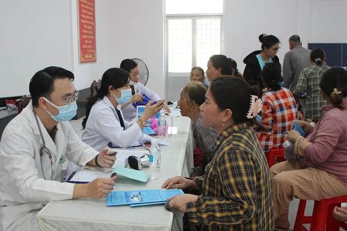 Ra đảo khám bệnh miễn phí