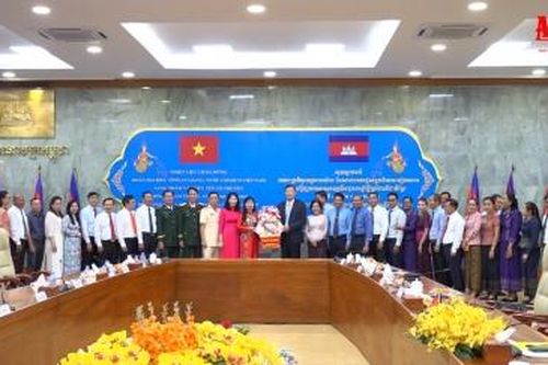 Phó Bí thư Tỉnh ủy, Chủ tịch Ủy ban MTTQ Việt Nam tỉnh An Giang Trần Thị Thanh Hương chúc Tết Chôl Chnăm Thmây tại tỉnh Kandal