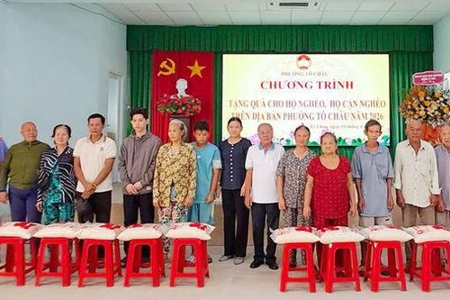Trao 150 suất quà cho người dân phường Tô Châu