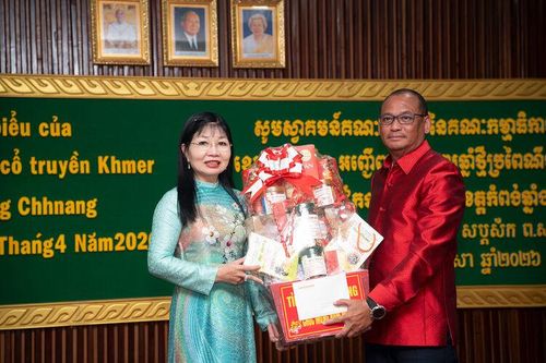 Phó Bí thư Tỉnh ủy, Chủ tịch Ủy ban MTTQ Việt Nam tỉnh An Giang Trần Thị Thanh Hương chúc tết Chôl Chnăm Thmây tại tỉnh Kampong Chhnang