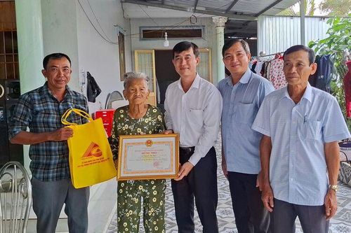 Vĩnh Phong mừng thọ các cụ tròn 90 tuổi
