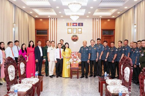 Đồng chí Trần Thị Thanh Hương chúc Tết Chôl Chnăm Thmây tại Bộ Tư lệnh Hiến binh - Quân đội Hoàng gia Campuchia