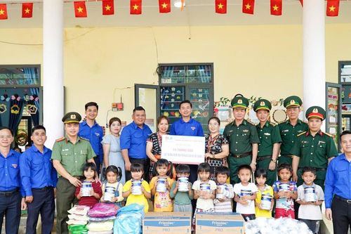 Ấm áp chương trình 'Tháng Ba biên giới' tại xã Tây Giang