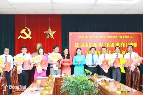 Thường trực HĐND tỉnh công bố và trao quyết định về công tác cán bộ