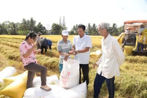 Điểm tựa để nông dân 'vượt bão'