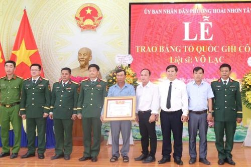 Trao bằng 'Tổ quốc ghi công' cho thân nhân liệt sĩ Võ Lạc