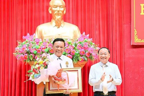 Đồng chí Lê Kim Toàn nhận Huân chương Độc lập hạng Ba