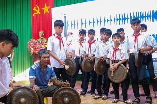 150 học sinh xã Ia Grai nghe nói chuyện về bảo tồn không gian văn hóa cồng chiêng