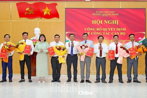 Phường Nam Nha Trang công bố, trao 8 quyết định về công tác cán bộ