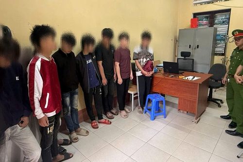 Công an xã Văn Bàn kiểm tra đột xuất, phát hiện vi phạm trong học sinh
