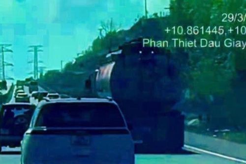 Phạt nguội 17 lái xe không bật đèn tín hiệu khi chuyển làn trên cao tốc