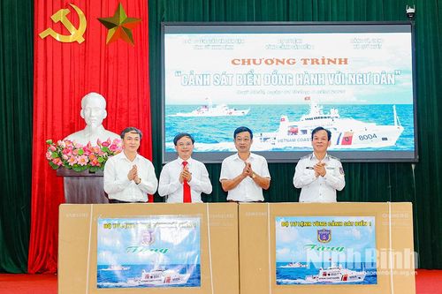 Gần 200 phần quà được trao tặng trong chương trình 'Cảnh sát biển đồng hành với ngư dân' tại Ninh Bình