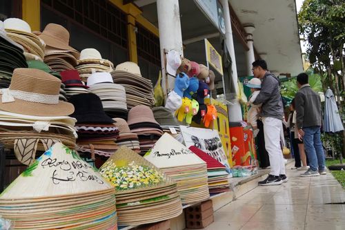 Sản phẩm lưu niệm và quà tặng cho khách du lịch: Thừa tiềm năng nhưng thiếu sản phẩm