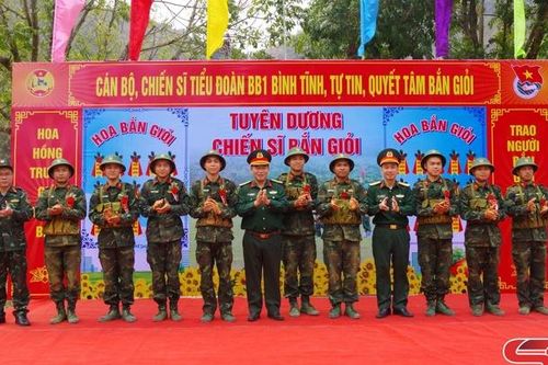 Bộ CHQS tỉnh kiểm tra chiến sĩ mới thực hành bắn đạn thật