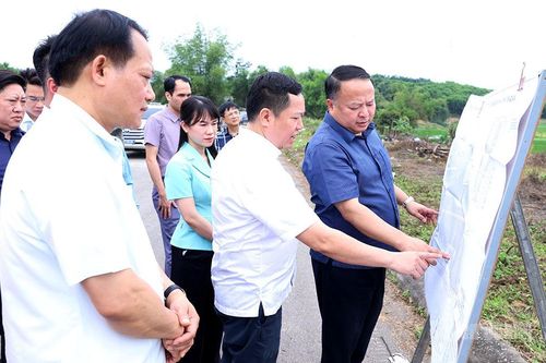 Chủ tịch UBND tỉnh Phan Huy Ngọc: Đầu tư phát triển công nghiệp thúc đẩy tăng trưởng, giải quyết việc làm cho lao động địa phương