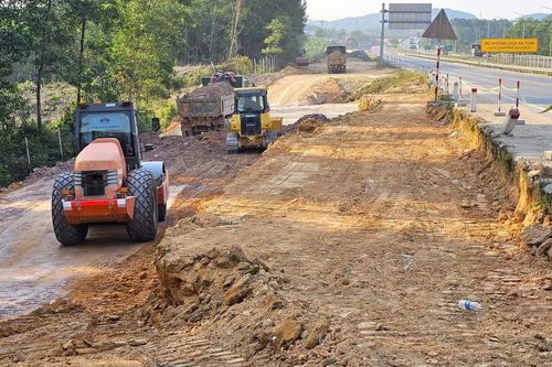 Gỡ vướng mặt bằng, thi công đồng bộ nút giao cao tốc Cam Lộ - La Sơn