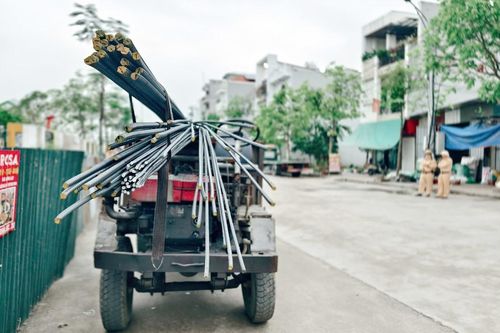 Hà Nội: CSGT tuần tra, xử lý xe tự chế 'cõng' sắt thép tung hoành đường làng