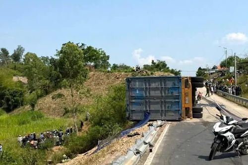 Bản tin TNGT 1/4: Xe container lấn làn tông xe máy khiến 3 người tử vong tại Đắk Lắk