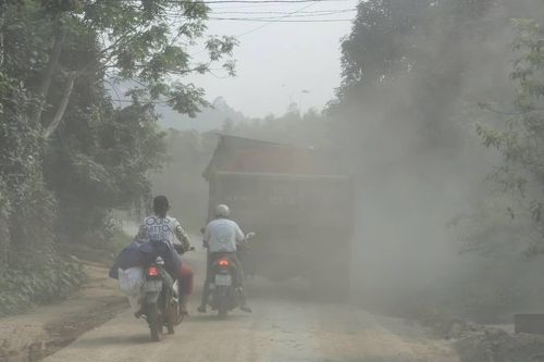 Xe chở đất gây bụi mù mịt ở Lào Cai: Xã nói chưa phê duyệt đổ thải, đơn vị thi công vẫn làm