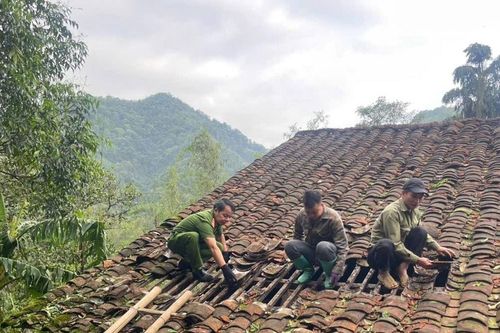 Cao Bằng: Công an xã Minh Khai hỗ trợ người dân khắc phục hậu quả mưa đá