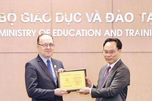 Trao Kỷ niệm chương 'Vì sự nghiệp Giáo dục' cho Đại sứ đặc mệnh toàn quyền Liên bang Nga tại Việt Nam
