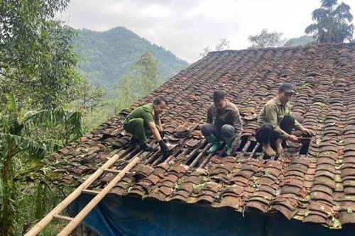 Công an xã Minh Khai hỗ trợ người dân khắc phục hậu quả mưa đá