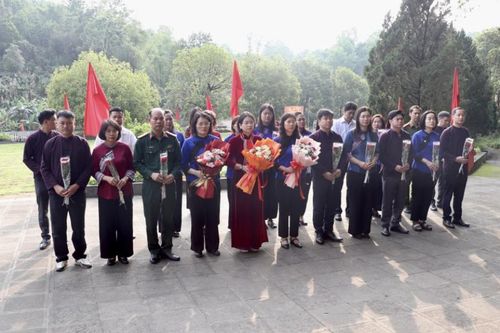 Đoàn đại biểu phường Nùng Trí Cao dâng hoa Khu di tích lịch sử Nặm Lìn