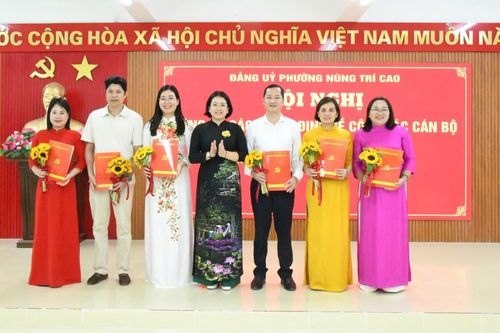 Đảng ủy phường Nùng Trí Cao công bố các quyết định về công tác cán bộ