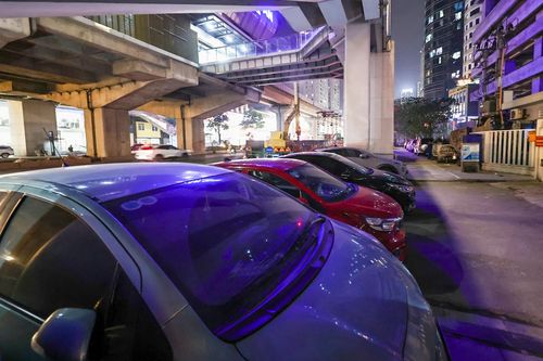 Vỉa hè nhà ga Cát Linh - Hà Đông bị chiếm dụng, xe đỗ sát chân cầu thang
