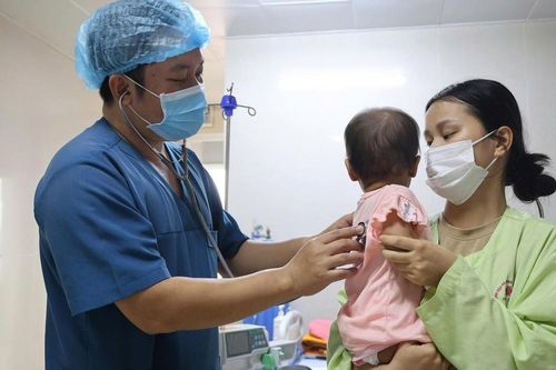 Bé 15 tháng tuổi ở Ninh Bình bị ô tô cán qua người và 4 ngày giành giật sự sống nghẹt thở