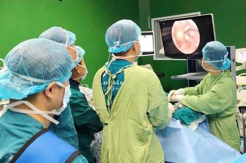 Đau cột sống kéo dài ở người cao tuổi, nhiều trường hợp phải phẫu thuật