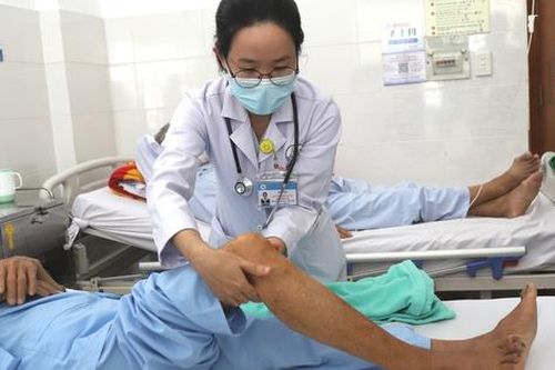 Người cao tuổi thoát nguy cơ hoại tử chi khi tắc động mạch nhờ kỹ thuật laser