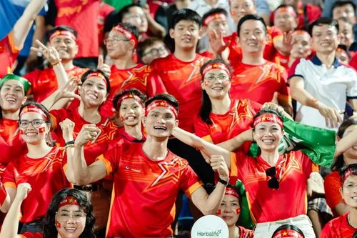 Fanzone cuồng nhiệt tiếp lửa Đội tuyển bóng đá Việt Nam trong trận thắng Malaysia