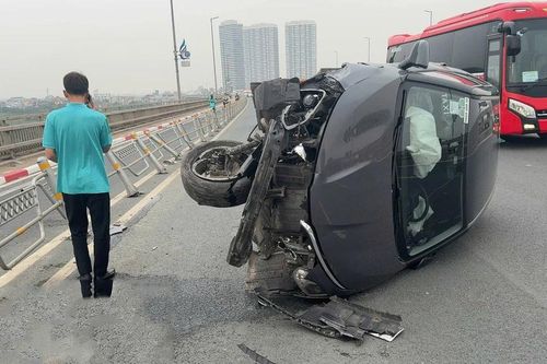 Tài xế xe taxi buồn ngủ, tự gây tai nạn trên đường Võ Nguyên Giáp
