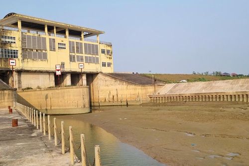 Trạm bơm hoạt động cầm chừng vì nước sông Lam xuống thấp
