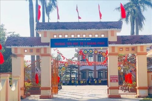 Hiệu trưởng bị đình chỉ để điều tra nghi vấn 'chạy' hợp đồng giáo viên