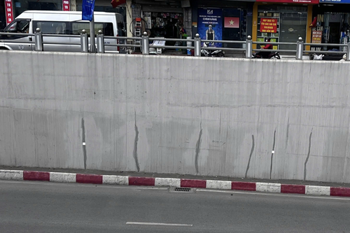 Hà Nội: Yêu cầu xử lý khẩn cấp vết nứt tại hầm chui Lê Văn Lương